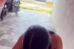 Colombiana cachonda le saca el pene a su novio en la calle y se lo mama