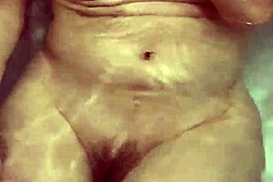 I's the mature housewife bathing before lewd sex