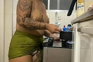 fazendo live na cozinha mostrando minha buceta gorda de mini saia