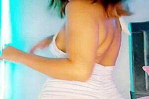 nice ass shaking in live stream