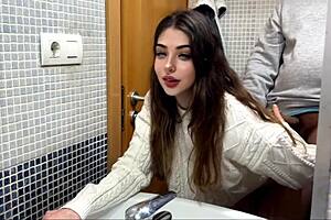 Mi Casero Viene A Cobrar El Alquiler Mientras Mi Novio Esta En La Cocina Mi Casero Me Folla Rapido En El Ba�o