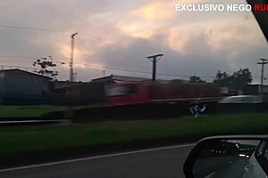 fui arrombada por um preto do pau grande e meu marido passou na frente do carro e não percebeu - sonho de corno 😈