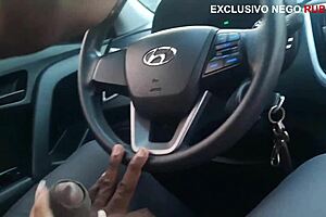 fui arrombada por um preto do pau grande e meu marido passou na frente do carro e não percebeu - sonho de corno 😈