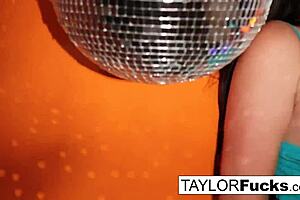 Hot 70s Sluts Finger Each Other's Cunts 😏