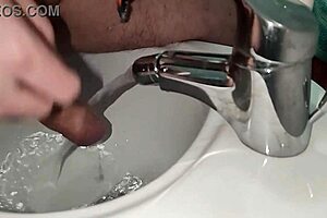 mi rado il cazzo ma poi mi eccito e sborro