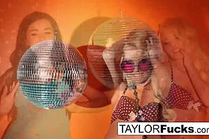 Hot 70s Sluts Finger Each Other's Cunts 😏