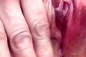 I's so horny, masturbating until I has an intense orgasm, feeling so good