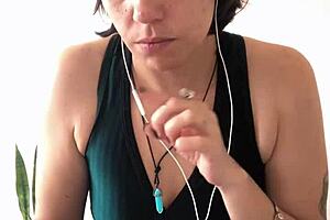 Learning German with a Curvy Brunette