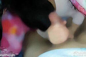 Lo chupa como una diosa en la habitación 😘