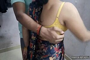 Indian desi bhabhi in steamy mms video