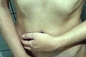 novinha se exibindo no banho e se preparando pra ser fodida - parte 1