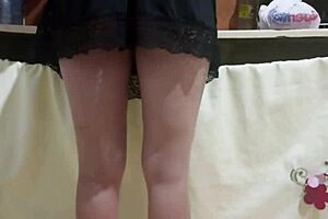 Employee has hot ass at work.