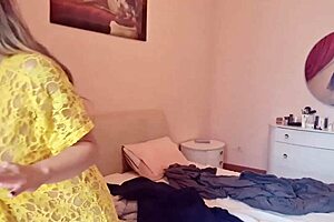Gostosa Safada Arranges Room Without Panties