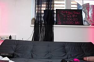 heet en hongerig siswet19 laat haar strakke kontje verwennen met dildos en anale actie