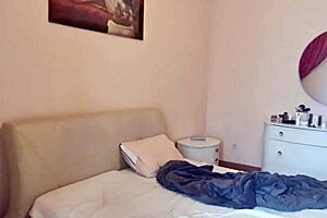 Gostosa Safada Arranges Room Without Panties