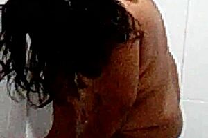 Prostituta culona tomando ducha después de la cogida que le puse