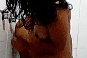 Prostituta culona tomando ducha después de la cogida que le puse