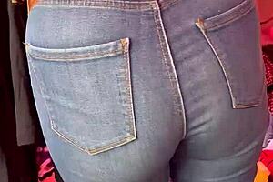 look at her in those jeans at the tianguis!