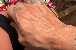 faço uma massagem deliciosa na minha enteada com final feliz sex toy