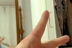 nos quedamos solos en casa y me aprovecho de mi cuñada mientras mira tik tok!