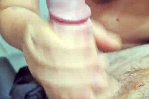 Enteada Novinha Gives Handjob to Padastro Alone at Home!
