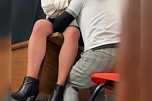 una maestra y su alumno en el salon de clases lo manda a llamar y los graban detras de la puerta