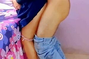 C�mo mi hermanastra ya salio de vacaciones �no tiene a sus amigos para que se la cojan en la escuela est� sedienta de verga y me pide que se lo haga