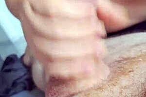 Enteada Novinha Gives Handjob to Padastro Alone at Home!