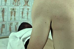 Enfermeira no consultório examina pau duro do paciente