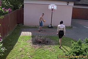 Wow, the babe sucks during golden shower, getting facial!