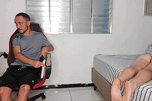 Meia-irmã excitada provoca meio-irmão com bunda exposta em roleplay caseiro.