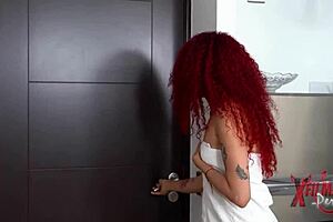 Repartidor con polla enorme destroza la pequeña y ajustada vagina de venezolana 😈