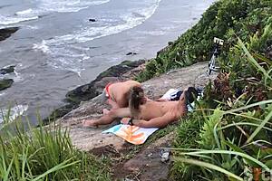 Casal e flagrado fazendo sexo na praia em sao paulo