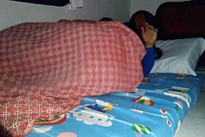 Sharing a bed unexpectedly leads to creampie under the sheets with massage and deepthroat