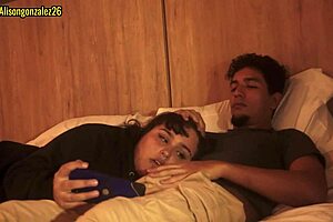 Mirando netflix con mi hermanastra pero no pude evitar meter mi pene en su boca casi nos descubren