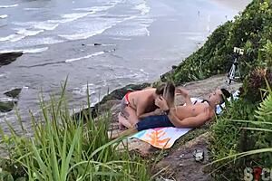 Casal e flagrado fazendo sexo na praia em sao paulo