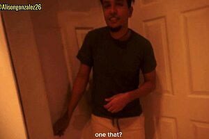 Mirando netflix con mi hermanastra pero no pude evitar meter mi pene en su boca casi nos descubren