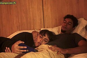 Mirando netflix con mi hermanastra pero no pude evitar meter mi pene en su boca casi nos descubren