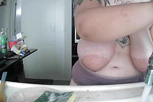 doing the dishes with my boobies out 😘