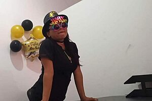 i'm bored at work and inserted a butt plug to get aroused as an office slut