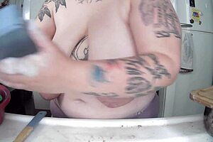 doing the dishes with my boobies out 😘