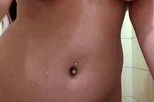 She sends video showing big tits and wetting in bath