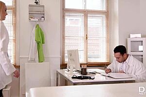 i fillz my horny pussay with docters big dick