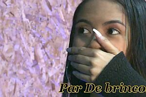 Duas safadas encarando um brinquedo gigante, massageando e dançando