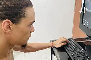 intento guardar silencio mientras me follan inesperadamente