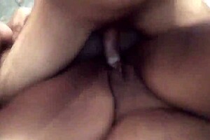 tirei a camisinha para gozar dentro da morena