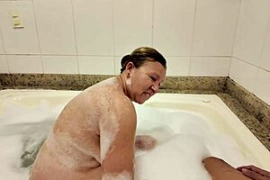 fodendo uma senhora de 58 anos com força dentro da hidromassagem cheia de espuma