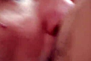 lecco la figa alla mia amante mentre a lorgasmo poi gli sborro in faccia