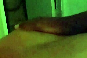 Casada transando com negro do pau grande e o corno ligando para atrapalhar - parte 1