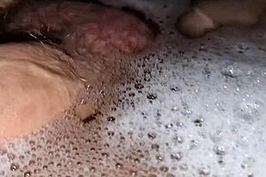 A Chi Va Di Farmi Compagnia Sega In Vasca Idromassaggio E Musica Rilassante - Vieni A Giocare Con Il Mio Cazzo Pieno Di Schiuma